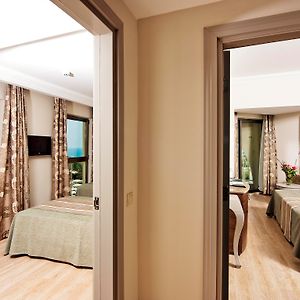 Angrenzendes Familien-Zimmer mit zwei Einzelbetten